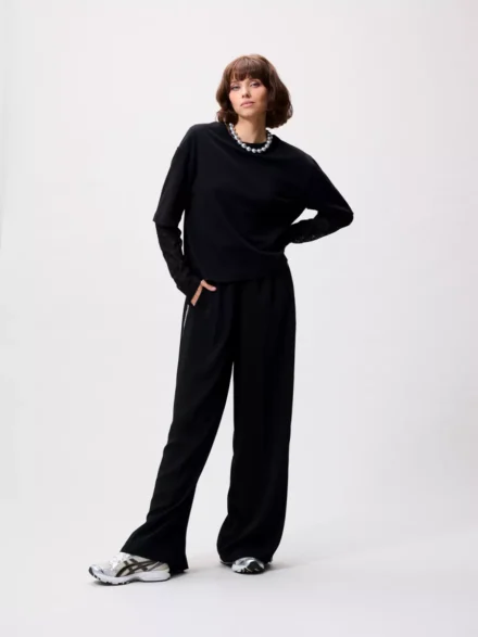 Catwalk Junkie Catwalk Junkie | T-shirt lange mouw | Zwart | loose fit t-shirt with lace
