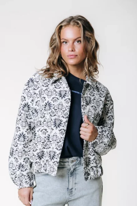 Colourful Rebel Colourful Rebel | Jas kort | Wit | Bente flower jacquard bomber