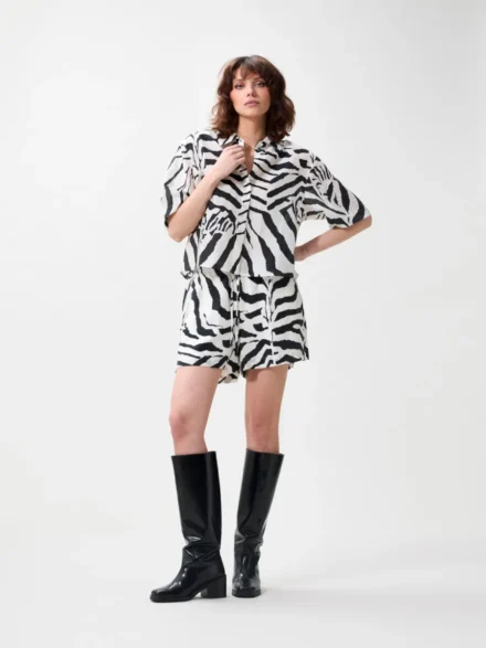 Catwalk Junkie Catwalk Junkie | Blouse | Zwart | short sleeve zebra blouse