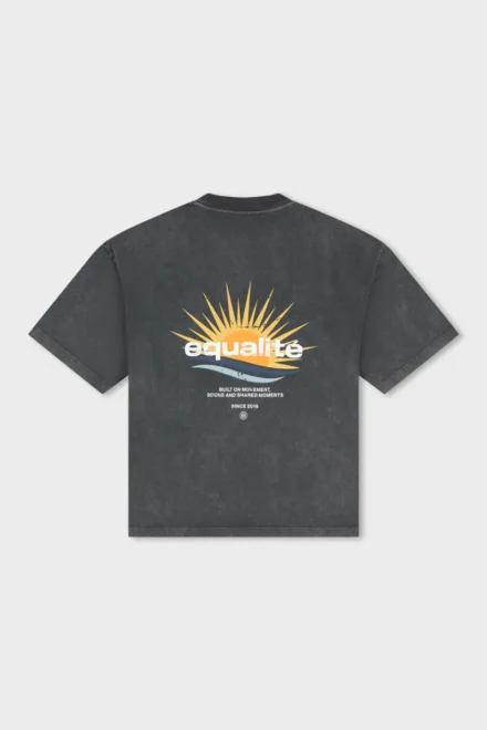 Equalité Equalité | T-shirt | Zwart | Golden hour boxy tee