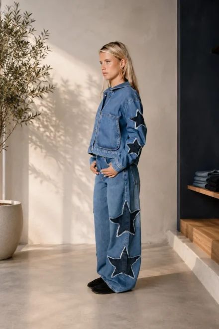 Vrouw met blauwe denim jacket en jeans met sterren van Colourful Rebel