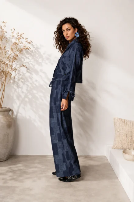 Vrouw met donkerblauw geblokte blouse en broek van Lofty Manner