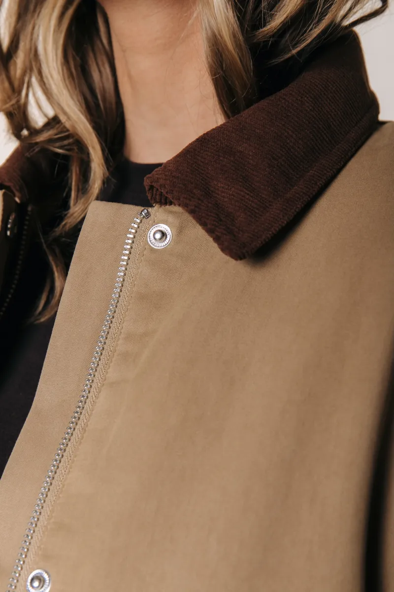Colourful Rebel | Jas kort | Beige | Malou twill coach jacket 3 Colourful Rebel Colourful Rebel | Jas kort | Beige | Malou twill coach jacket