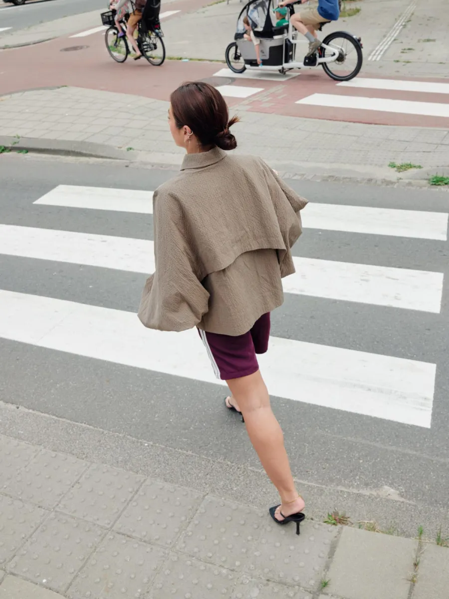 Catwalk Junkie | Jas kort | Donkerbeige | check cape jacket 3 Catwalk Junkie Catwalk Junkie | Jas kort | Donkerbeige | check cape jacket