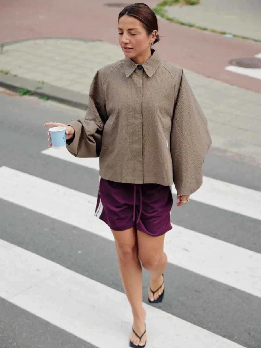 Catwalk Junkie | Jas kort | Donkerbeige | check cape jacket 4 Catwalk Junkie Catwalk Junkie | Jas kort | Donkerbeige | check cape jacket