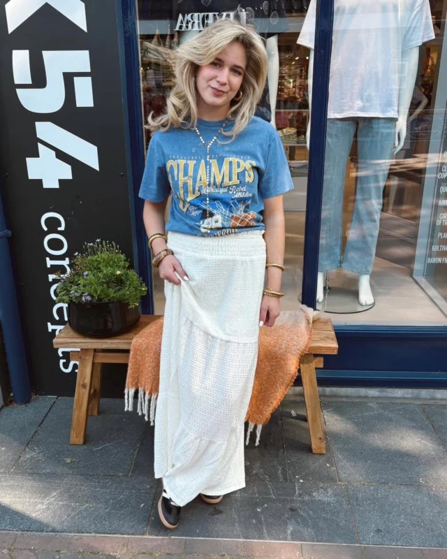 💙 Colourful Rebel 

De nieuwe collectie van Colourful Rebel wordt gelukkig goed door jullie ontvangen 🫶🏻.
Deze mooie rok hoort ook bij die collectie en is perfect voor fijne zomerse dagen! 🌞
De bijpassende top is helaas al uitverkocht, maar niet getreurd want met een stoer T-shirt zoals deze is jouw look ook compleet 🤩.

#ootdinspo #colourfulrebel #womensfashion #ootd #winkelen #dock54 #shopping #mode #fashion #dock54concepts