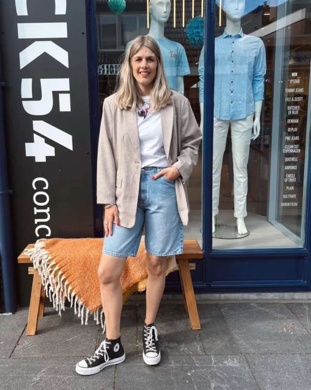 🌸 Fijne Moederdag! 

Terwijl jullie je dierbaren aan het verwennen zijn delen wij even een zomers outfitje! 🌞
Het belooft mooi weer te worden komende week en daar is deze set perfect voor.
We spotten namelijk een nieuwe trend dit seizoen: jorts! 
Lotte combineert de jorts met een sneaker, maar met een hoge laars of een loafer heb je ook een hele toffe look! 🔥🔥

#Only #ootdfashion #spring #voorjaar #shoppingtime #weekendvibes #ootdinspo #womenswear #womensfashion #ootd #winkelen #nieuwecollectie #fashioninspo #dock54 #shopping #new #mode #fashion #dock54concepts #newcollection #nieuwecollectie2025 #womenswearfashion #womensfashionstyle #fashiontrends #ootdshare #weekend #winkelstadhardenberg #springvibes #weekendlook #moederdag