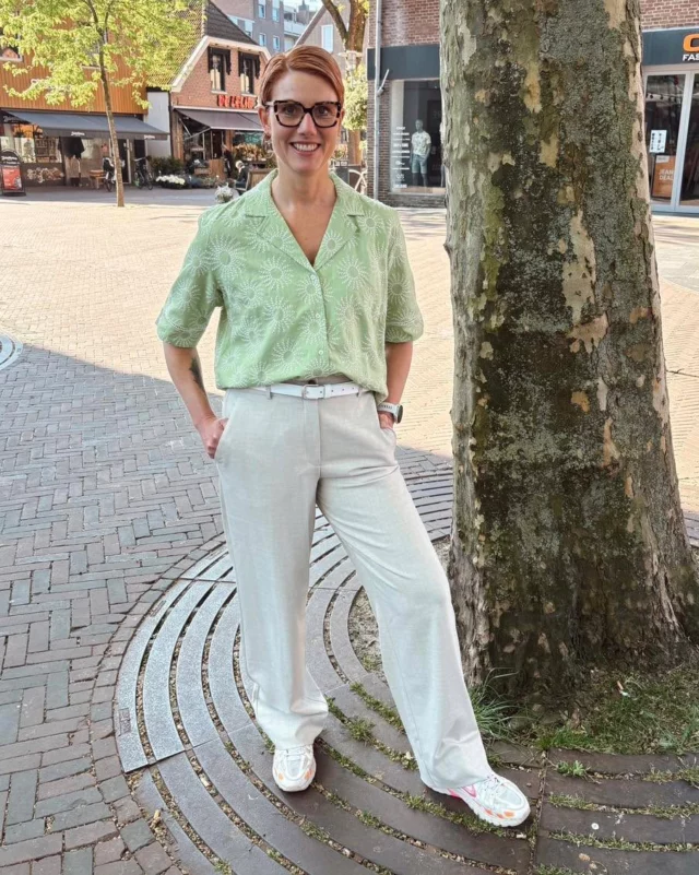 💚 Fijne woensdag 

Wat een lekkere temperaturen deze week! 🌞
Hou je niet van korte broekjes, rokjes en blote benen? Don’t worry! 
Deze pantalon van Five Units is gemaakt van een fijne luchtige stof en dus perfect voor dagen als vandaag 🫶🏻. 
Carlijn combineert de pantalon met deze gave blouse van Scotch&Soda 💚.

#ScotchAndSoda #fiveunits #dock54 #dock54concepts #shopping #mode #fashion #summer #summerlooks