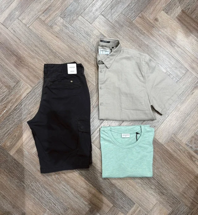 ☀️ No Excess 

Lekker zomerse outfit, toch?!
Door een fel kleurtje toe te voegen heeft de outfit net wat meer pit. Een toffe sneaker eronder en je bent klaar voor de zomer! 😉

#dock54mannenmode #noexcess #herenkledingwinkel #dock54 #nieuwamsterdam #herenkledingzaak #mannenmodezaak #mannenmode