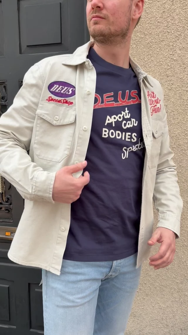 🔥 DEUS 🔥

Van Deus hebben we verschillende toffe t-shirts met én zonder backprint! 
Ook dit jasje hebben we van het leuke merk in de winkel 👀. 
Jasjes zoals deze zijn perfect voor dagen zoals deze waar het ‘‘s ochtends nog fris is. 

Wanneer kom jij deze set shoppen? 🛍️💪🏻

#shopping #winkelen #hardenberg #shoppen #ootd #dock54concepts #dock54 #mode #winkelstadhardenberg #fashion #menswear #mensfashion #mensootd #mannenmode #deus #deusexmachina #deusshirts #streetwear #stoerelook