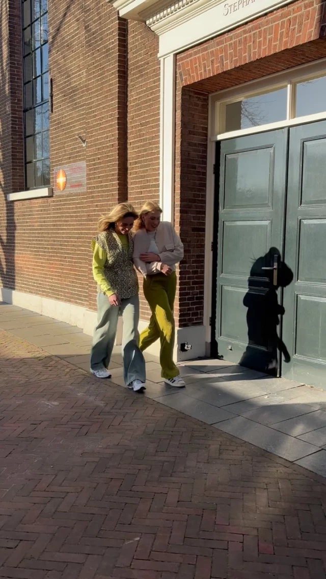 💚 Lofty Manner

Sommige dagen zijn nog wat fris, maar we gaan de goede kant op! 🌞
Sweaters draag je het hele jaar door, dus scoor nog even deze van Scotch&Soda in een toffe lime kleur ✨.
Draag net zoals Mel de sweater met een gilet voor een extra laagje!
De outfit van Bo hebben we nog in de winkel hangen, maar in hele beperkte voorraden… GO GO GO 💨

#shopping #winkelen #hardenberg #shoppen #ootd #dock54concepts #dock54 #mode #winkelstadhardenberg #fashion #loftymanner #voorjaar #spring #lente #zomer #summer #zomerlooks #summerlooks #ootd #ootdinspo #fashioninspo #mode