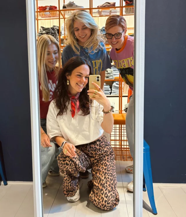 Another saturday, another TEAM OF THE DAY pic 🤪

Op deze zonnige dag staan wij tot 17.00 voor jou klaar! 🛍️
Zien we jou vandaag aan het Oosteinde 6 in Hardenberg? ✨🫶🏻

#dock54 #dock54concepts #mode #teamoftheday #saturday #shoppingsaturday #zaterdag #weekend #weekendmood #weekendvibes #zaterdagdingen #shoppings #fashion #fashioninspo #ootd #team #saturdayteam