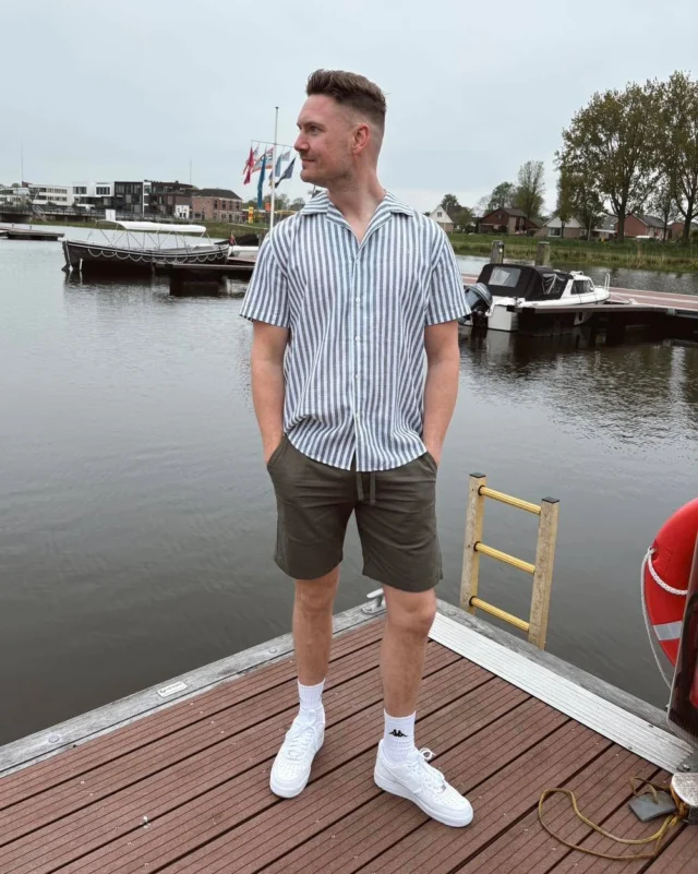 👀 Wacht niet te lang…

Laatst deelden we een reel waarin Ruben een hele leuke co-ord set aanhad. 
Hetzelfde broekje combineert hij nu met deze blouse, hoe tof is deze look?!
Wacht alleen niet te lang, want er hangen nog maar een paar stuks in de winkel… 👀

#dock54concepts #dock54 #shopping #menswear #mannenmode