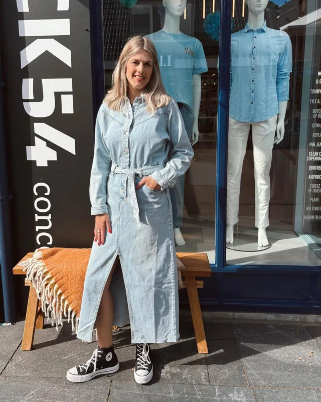💙 Denim!

Dat wij houden van alles wat met denim te maken heeft hoeven we natuurlijk niet uit te leggen. Deze toffe jurk van Circle Of Trust is dus ook zeker geen uitzondering 🔥🤩. 
Dankzij de lange mouwen is de jurk perfect voor dagen zoals vandaag! 

Nog geen plannen voor deze zaterdag? We zien je vandaag in de winkel 🛍️✨.

#winkelstadhardenberg #dock54concepts #dock54 #fashioninspo #nieuwecollectie #weekendvibes #zaterdag #saturday #weekendlook