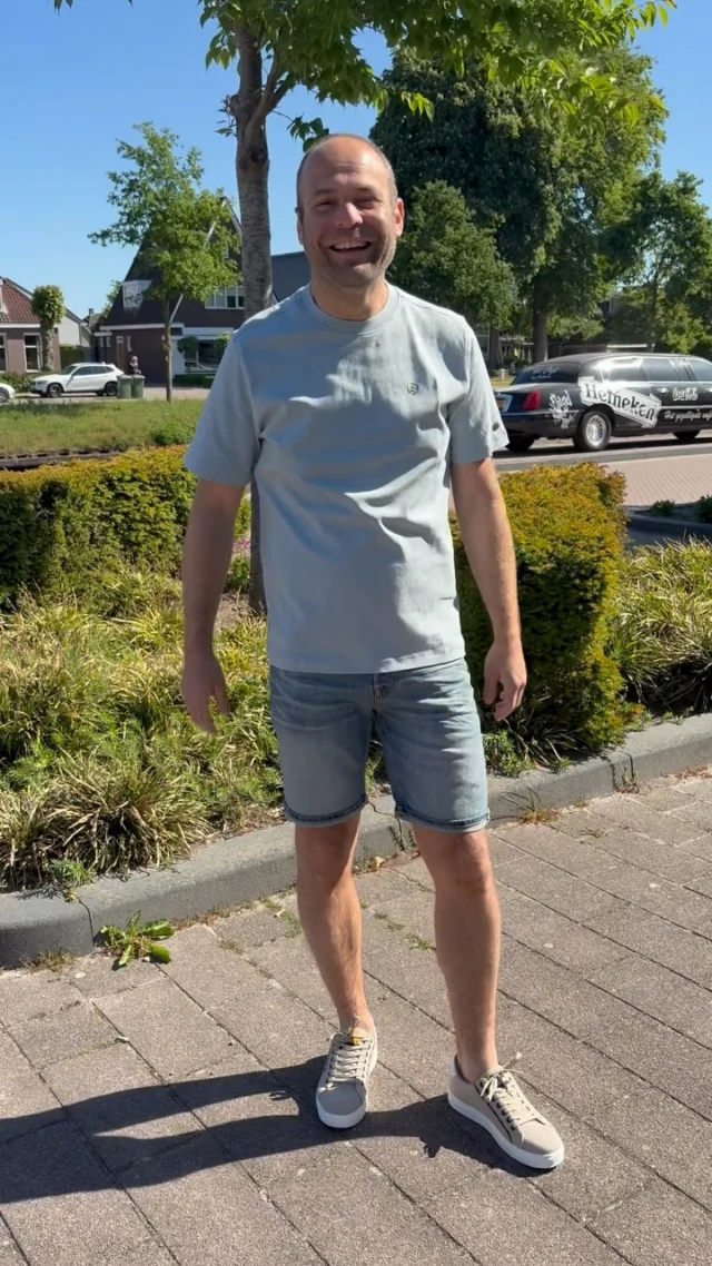 ☀️ Laat het korte broeken weer maar komen!

Stel je voor: het is mooi weer en je trekt je kast open om een korte broek aan te trekken, maar je hebt niet helemaal door dat er alweer een jaar verstreken is… De ene broek is te strak, de andere de groot en je laatste optie is helemaal uitgelubberd…. Tijd voor een nieuwe! 
Wij zijn er om te helpen, want van korte broeken hebben we er genoeg 😉. 

Tot snel! 👋🏻🛍️

#dock54 #dock54mannenmode #kortebroeken #zomer #zomeroutfits #nieuwamsterdam #reel