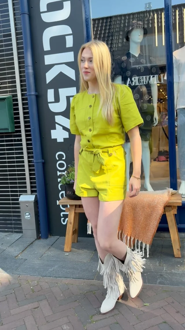 💭 zomerse looks…

Onze gedachten zitten al volop in de terrasjes, festivals en natuurlijk zomerse outfits! 🌞
Deze playsuit van Harper&Yve is perfect voor zonnige dagen, een bezoekje aan het terras of dus een festival 👀. Stoere sneakers of leuke cowboylaarzen? Alles kan bij dit leuke pakkie! 🤩

#shopping #dock54 #dock54concepts #harper #harperandyve #harperandyvelovers #vrijdag #weekend