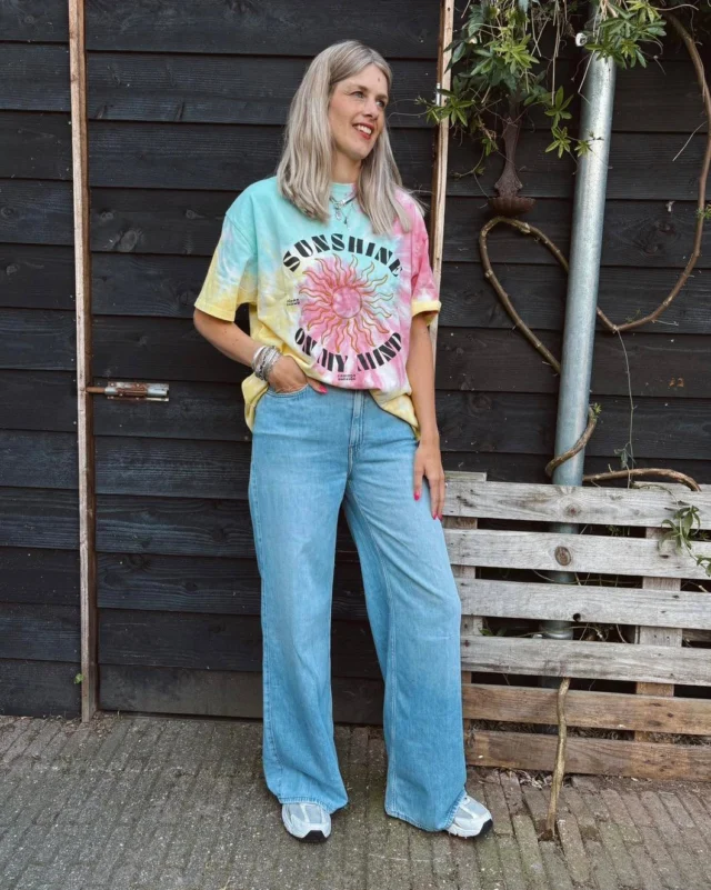 🌈 Happy Friday! 

Ben jij één van de gelukkigen met een lang weekend? Besteed je tijd én vakantiegeld dan goed en kom gezellig langs 🛍️✨. 
De broek die Lotte draagt is van Mud jeans, een nieuw merk in de winkel! De broek is verwerkt met linnen, dus heerlijk voor de zomerse dagen 🌞. Het T-shirt is van Loavies 🫶🏻.

#dock54 #dock54concepts #nieuwecollectie2025 #fashiontrends #weekend #loavies #mudjeans