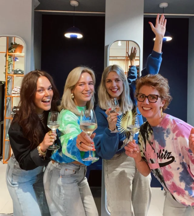 🫶🏻 Fijne Tweede Pinksterdag! 

Wij genieten heerlijk van een extra vrije dag 😊.
Wat zijn jullie plannen? 

Morgen vanaf half 10 staan we weer voor jullie klaar 💪🏻🛍️. 

#pinksteren #pinksterweekend #tweedepinksterdag #dock54 #dock54concepts