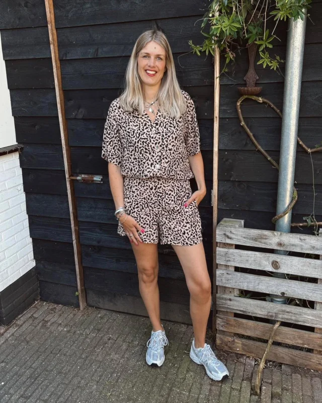🌞 Zomerse outfits met Catwalk Junkie! 

Whaaa, hoe leuk is dit setje?! 🤩
Het materiaal is top voor warme zomeravonden en is mega comfy ✨. 
Ook leuk: het setje kan je los van elkaar ook tof stylen 🔥. 

#ootdfashion #ootdstyle #shoppingtime #catwalkjunkie #dock54 #dock54concepts
