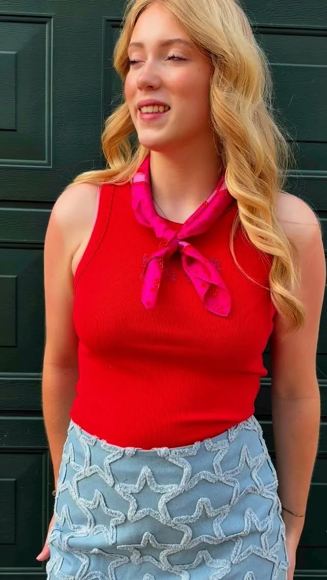 🌞 happy SUNDAY! 

Wacht niet te lang voor dit setje, want deze top is bijna uitverkocht… 👀
En nu nieuw in de winkel: sjaaltjes! ✨
Leuk bij elke outfit en echt dé trend van nu 🤭. 

#shopping #dock54concepts #dock54 #loavies #loaviesfashion #hardenberg #harperandyve #loftymanner