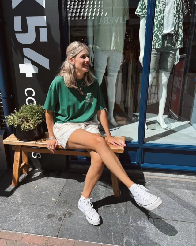 💚🏖️ Strand- én zomerlook

Wil je een outfit voor over je bikini, dan wil je een outfit die comfy en makkelijk is. 
Dit T-shirt van Catwalk Junkie met oversized fit is dat allemaal. Draag ‘m als jurkje of zoals Lotte met dit leuke short van Sisters Point 🤩.

#dock54concepts #dock54 #sisterspoint #catwalkjunkie #summer #zomer #Strandoutfit