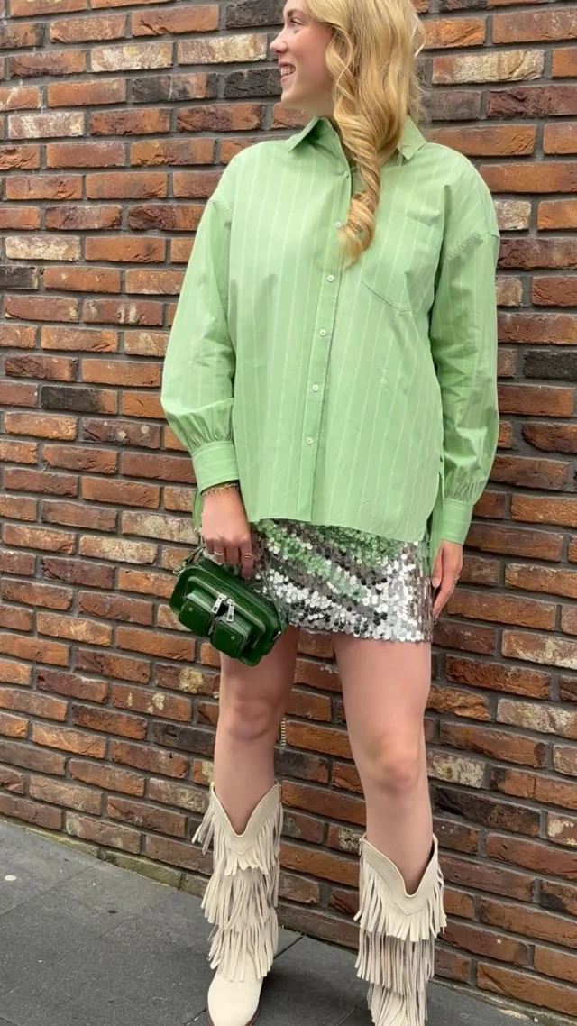 💚🪩 FESTIVAL LOOK

Festival look of durf jij dit ook als alledaagse outfit te dragen? 🤭
Het kan beide! Wij houden van een beetje gek en worden blij van outfits die buiten jouw comfort zone liggen 💪🏻. 
Durf jij het aan? Kom gezellig langs en begin deze nieuwe week goed! ✨🫶🏻🛍️

#shopping #winkelen #hardenberg #dock54concepts #dock54 #festivallook #festivaloutfit #winkelstadhardenberg