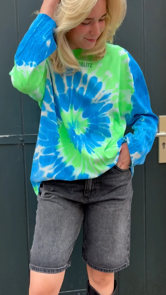 💙 Trend alert! 

Het is al een tijdje bekend dat de jort dé trend is van deze zomer 🌞. 
Mel combineert een jort van Only met een longsleeve van Stieglitz, maar met een stoer t-shirt of hemdje heb je ook een hele leuke look 🤩. 

Kan jij al een beetje wennen aan deze trend? 🤭

#shopping #winkelen #hardenberg #shoppen #dock54concepts #dock54 #jort #jorts #trend