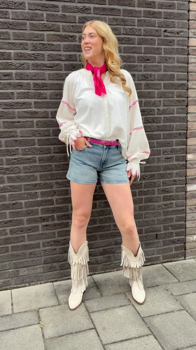🤠 HOWDY 🤠

Het cowboy stijltje zag je dit seizoen al veel en ga je volgend jaar nóg meer zien 👀. 
Wij zijn fan want hoe tof is deze look?! ✨

#hardenberg #dock54concepts #dock54 #shopping #winkelen #fashion #mode #zondag #weekend