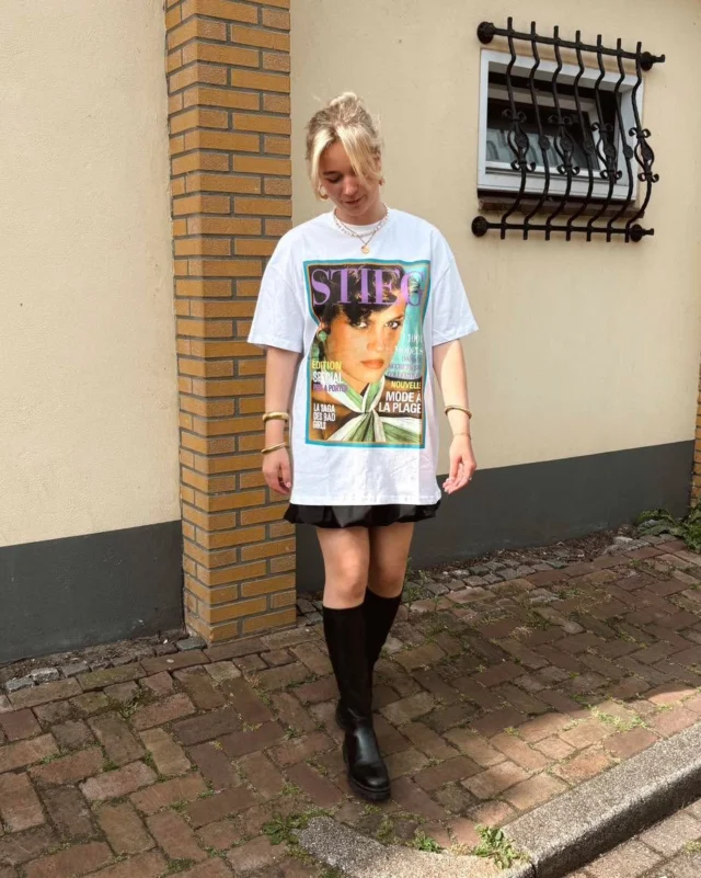 ❤️‍🔥 Trend alert! 

Er is weer een nieuwe trend gaande 👀. 
Stop deze look nog nét op tijd in je koffer voor je vakantie!
Het rokje dat Mel draagt is van Sisters Point en zie je steeds meer voorbij komen als bijvoorbeeld festivallook 🤩. 
Met een oversized T-shirt en hoge laarzen heb jij een leuke én trendy outfit geshopt 🔥. 

#dock54concepts #dock54 #stieglitz #sisterspoint #trend #trendalert