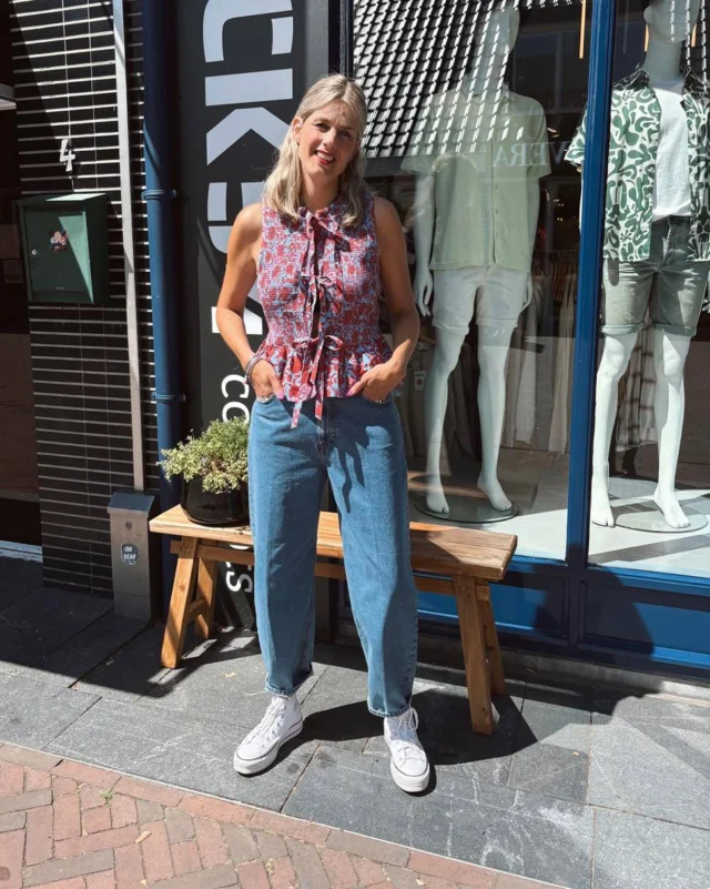 💙❤️ HAPPY MONDAY! 

Ben je inmiddels je vakantie al aan het vieren? 
Of tel je de dagen nog even af? 👀
Shop nu nog snel jouw vakantie outfit! 
Draag deze té leuke top van Harper&Yve op een short of deze stoere jeans van MUD Jeans 🔥.

#dock54concepts #dock54 #shopping #zomer #harperandyvelovers #harperandyve #mudjeans