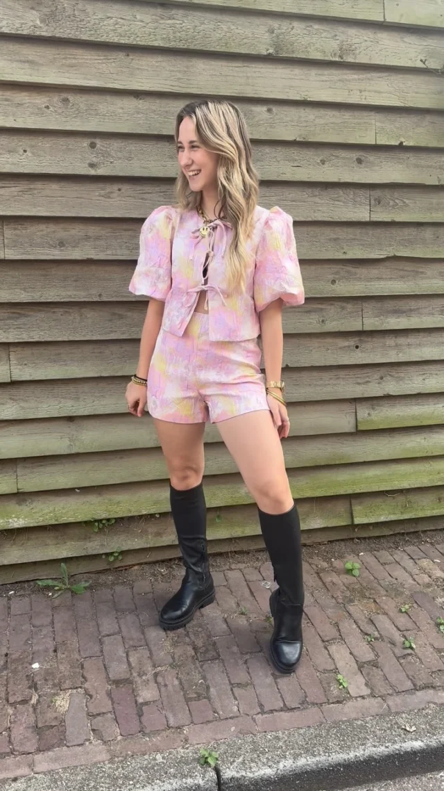 NEW IN: Loavies! 

We hebben een hele leuke nieuwe drop van Loavies binnengekregen! ❤️‍🔥
De top in het eerste shot is ook achterstevoren te dragen, waardoor de strikjes op de achterkant zitten. 
Mel maakt haar look af door middel van kettingen van Label Kiki ✨.
*alleen het broekrokje in het laatste shot is niet van Loavies 

#loavies #loaviesgirls #loaviesfashion #dock54 #dock54concepts