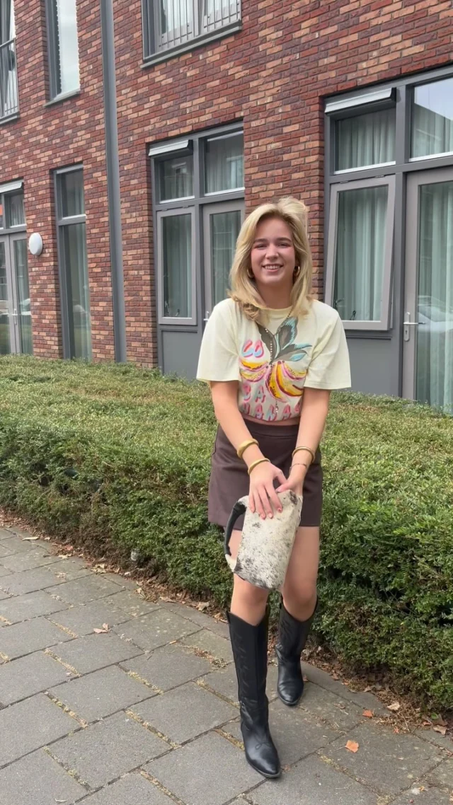 10 seconden van de nieuwe collectie 👀

Binnen deze 10 seconden zie je een hele toffe outfit uit de nieuwe collectie 🤩.
Deze skort is binnen no time een echte bestseller, want de voorraad is nog heel beperkt! ⌛️
Ook verkrijgbaar in een lichtbruine tint die, net als deze, leuk te combineren is met dit T-shirt van Only 🌸✨.

Is dit een look voor in jouw koffer? 🧳

#bestseller #only #dock54concepts #dock54 #shoppen #hardenberg #winkelen #shopping