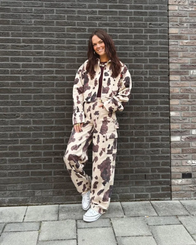 🐮 KOEIENPRINT ALL OVER 🐮

Wij zijn helemaal DOL op deze nieuwe trend! 🤩
De koeienprint gaan we komend seizoen heel veel zien. Hierbij dus in een heel pak van Harper&Yve ❤️‍🔥
Morgen heb je ook nog tijd om te shoppen, want het is alweer tijd voor de eerste koopzondag deze zomer 🌞. 

Wat vind jij van deze nieuwe trend? 

#dock54concepts #dock54 #harperandyve #trend #nieuwecollectie