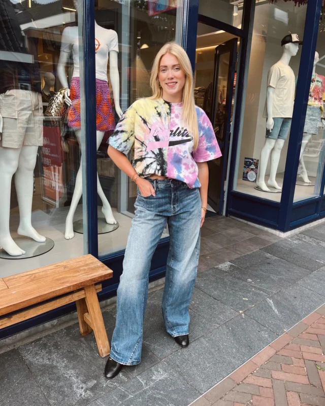 👖 NEW GSTAR 👖

Kijk deze nieuwe jeans van Gstar! 🤩
De jeans heeft een wijde fit en de stiksels lopen nét even anders dan bij een normale jeans. 
Draag ‘m wat lager voor een baggy look! 
Bo combineert de jeans met een T-shirt van Stieglitz. We hebben ook al de nieuwe collectie van Stieglitz binnen, dus kom snel even langs ❤️‍🔥🛍️. 

#gstar #stieglitz  #dock54concepts #dock54 #shopping #najaarscollectie #najaarsmode