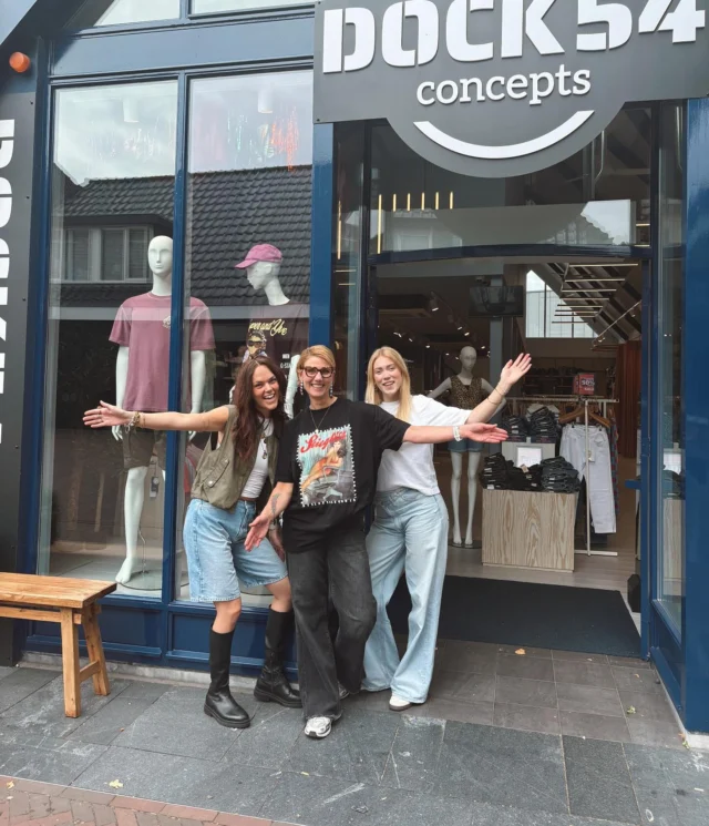 🛍️ KOOPZONDAG 🛍️

Vandaag zijn onze deuren geopend van 13.00 tot 17.00. Kom jij gezellig langs? Er zijn weer leuke activiteiten georganiseerd, we hebben mega leuke nieuwe collecties én sale! 💪🏻