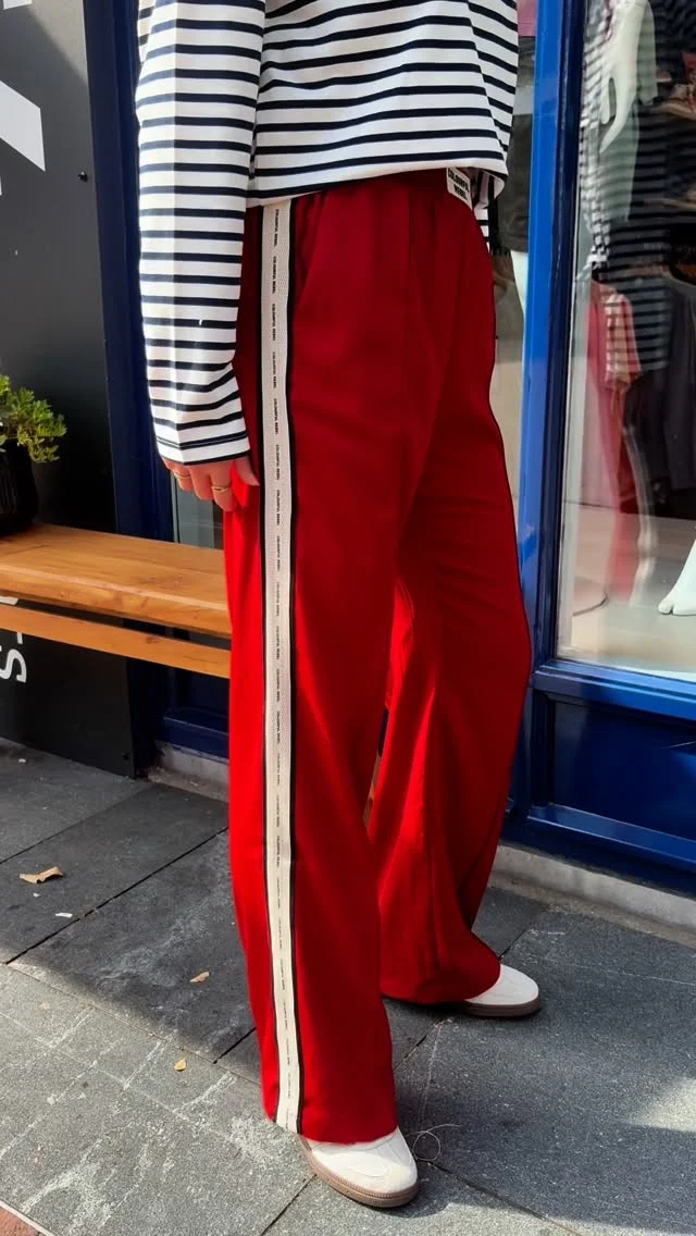 ❤️ Nieuwe collectie Colourful Rebel! 

Whaaa, wat een te gekke collectie weer van Colourful Rebel 🤩. 
Bo laat jullie deze te gekke trackpants zien met stoere bies aan de zijkant. Tof te combineren met een longsleeve of blouse uit dezelfde collectie! 👀
En er is meer… Benieuwd? Kom de rest van de collectie in de winkel bekijken! 😊✨

#shopping #winkelen #dock54concepts #dock54 #colourfulrebel #najaarscollectie