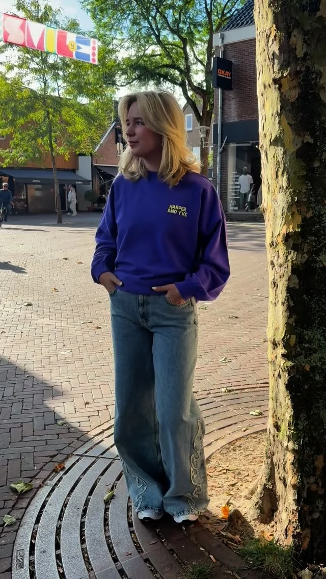 💜 Happy MONDAY 

Welcome to the No Drama Club! 🤭
Wat een toffe kleurencombi heeft deze fijne trui 🤩. Mel combineert deze trui van Harper&Yve met een stoere jeans van Catwalk Junkie met te gekke details op de zijkant 🔥🔥. 

De trui kost €89,99 en de jeans kost €139,99.