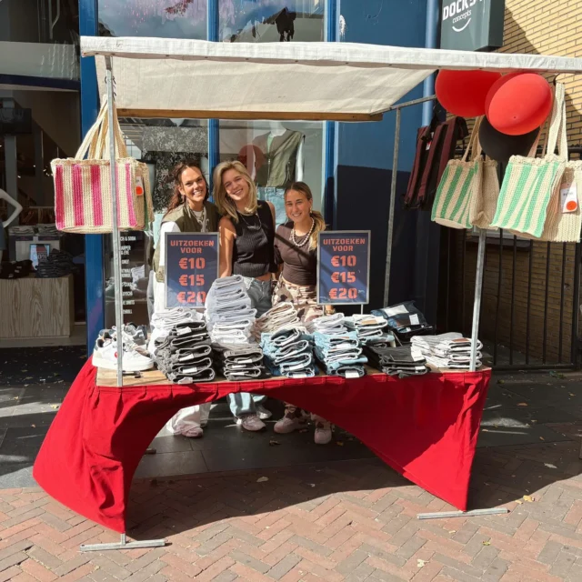 ⭐️ RESTANTENFESTIVAL ⭐️

Whaaa, wat een heerlijke drukte vandaag bij onze kraam en in de winkel 💪🏻.
Bij onze kraam vind je leuke koopjes die je écht niet kan laten liggen en in de winkel hebben we stapelkorting! Vind je 3 of meer items? Dan krijg je een korting van, ja geloof het of niet, 70%! 🔥

Kom vanavond, vrijdag én zaterdag de leukste koopjes shoppen! 🛍️✨

#koopavond #dock54 #dock54concepts