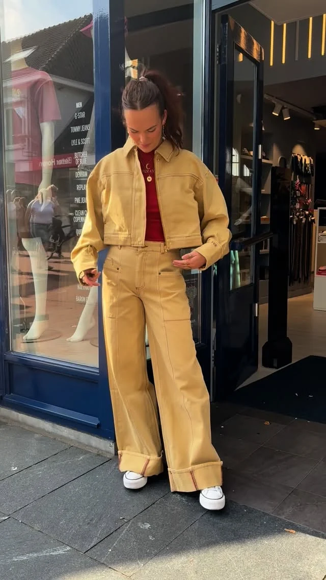 🤎♥️ Trendkleuren! 

Wat worden de kleuren voor dit najaar?
Als je bij ons al door de nieuwe collectie hebt gesnuffeld heb je wellicht al een idee, maar uiteraard delen we het alsnog met jullie! 👀
Dit najaar gaan we vooral bruintinten in combinatie met rood en burgundy zien. 
Het belooft dus een seizoen met warmte tinten te worden 🍂.

Laat je ons weten wat je van de najaarskleuren vindt? ✨

#shopping #dock54concepts #dock54 #najaarscollectie #najaarskleuren #harperandyve