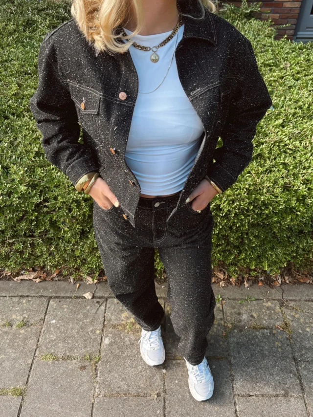 🖤 Scotch&Soda

Altijd haast in de ochtend omdat je niet weet wat je aan moet? Met deze toffe co-ord set van Scotch&Soda hoef je niet na te denken en heb je in één keer een trendy en stoere look 🤩. Met een basic top zit je altijd goed, maar probeer dit pak ook eens met een fel kleurtje 👀. 

#dock54 #dock54concepts #scotchandsoda