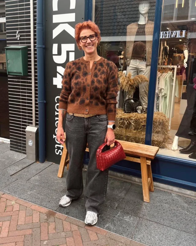 🍂 HERFST KOMT ERAAN

De herfst komt eraan… Ben jij al klaar voor fijne vestjes en warme truien?! 🍁
We hebben er genoeg, dus kom snel langs 🫶🏻. 
Dit heerlijke vest met wol is van Scotch&Soda en te combineren met deze stoere jeans van Gstar.

#dock54 #dock54concepts