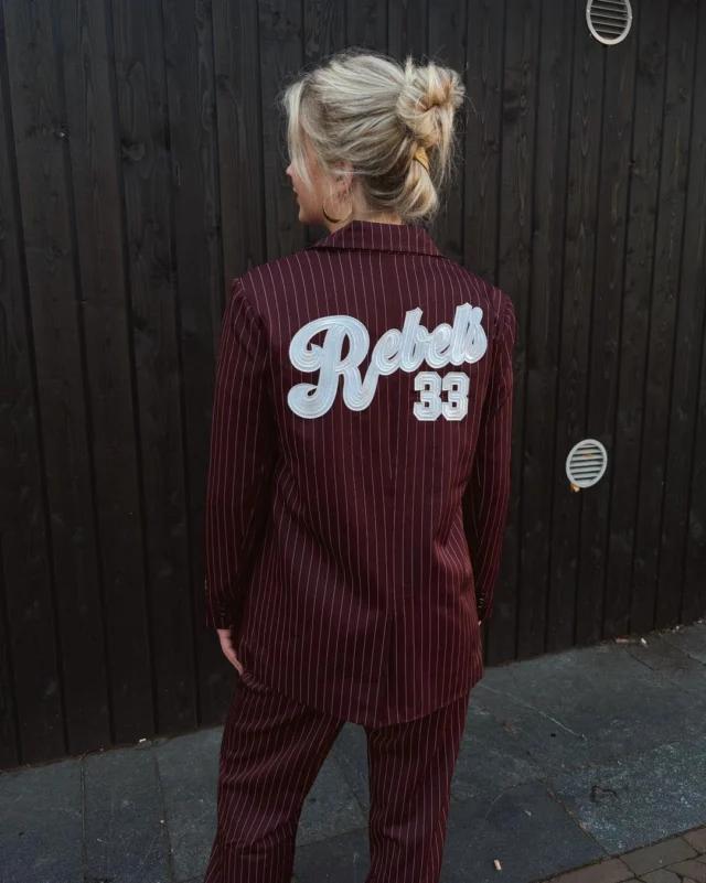 🌶️ COLOURFUL REBEL 

Dit te gekke pak hangt alweer eventjes in de winkel! 🤩
De blazer heeft een toffe backprint en de pantalon heeft een wijde fit.
Combineer het pak met dit fijne truitje, ook van Colourful Rebel 🌶️✨.

#colourfulrebel #dock54concepts #Dock54