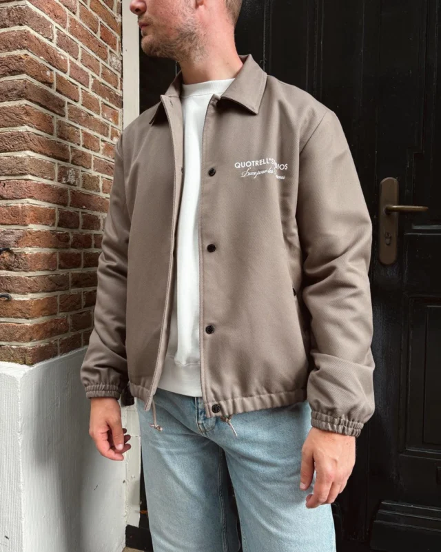 🤎 Quotrell 

Jullie zijn net zo’n fan van dit stoere jasje als ons! 🤭
Makkelijk te combineren, stoer en tijdloos: wat wil je nog meer?! 

Ruben combineert het jack met een jeans van Kuyichi en een sweater, ook van Quotrell 🤎. 
Het jasje kost €129,00. 

#quotrell #dock54 #dock54concepts #kuyichi