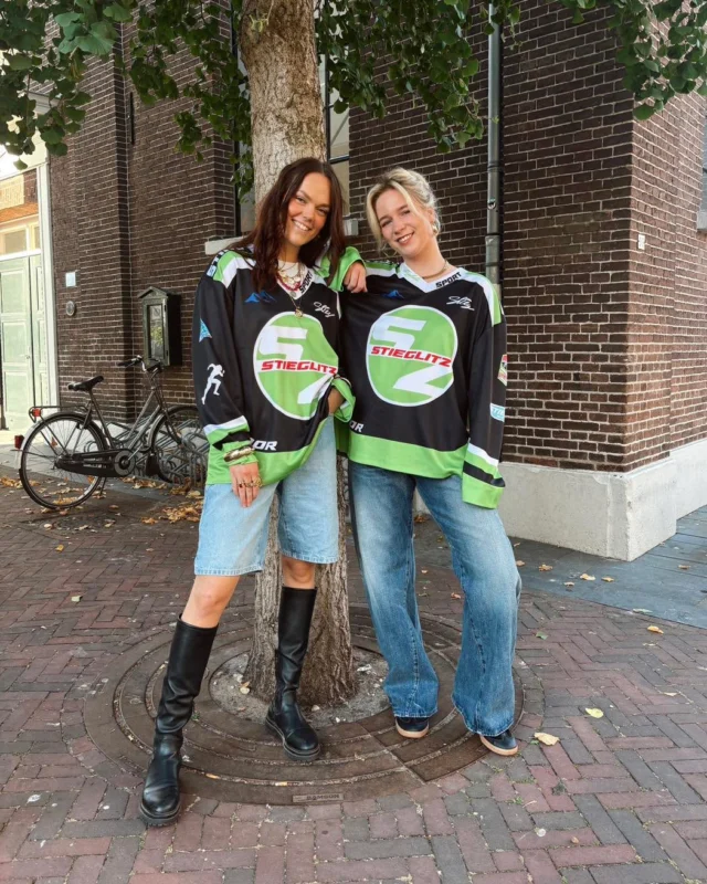 💚 One jersey, two looks!

Deze te gekke jersey van Stieglitz is op verschillende manieren te stylen 👀. 
Mel kiest voor een stoere jeans van Gstar en Noa voor een jort met hoge laarzen (een look die je zelfs dit weekend nog aan kan 🌞).
Beide tof! ❤️‍🔥❤️‍🔥

#stieglitzlabel #stieglitz #dock54concepts #dock54