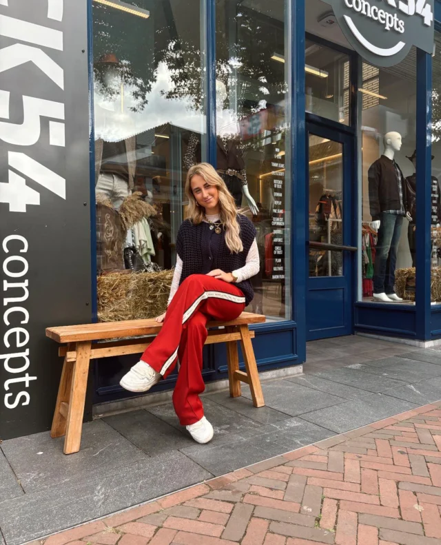 ♥️ TRACKPANTS

Kies voor een sportieve look met deze leuke trackpants van Colourful Rebel 🤩. 
Marsha combineert de broek met een mouwloos vestje van Only en een kanten top van Sisters Point ❤️‍🔥. 

#dock54 #dock54concepts #sisterspoint #colourfulrebel