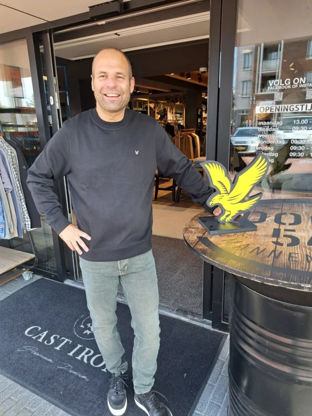 Fijne vrijdag😀

Wij zijn de laatste dagen al druk bezig geweest om de sale uit de winkel te halen en weer plek te maken voor de nieuwe collectie😍

Jarno draagt hier een stoere jeans van Cast Iron met daarop een sweater van Lyle and Scott.

Ben je nieuwsgierig naar onze nieuwe collecte?  Kom vandaag dan gezellig shoppen👖👕

#castiron#shoppen#nieuwecollectie#nieuwamsterdam#dock54