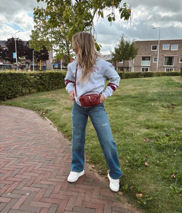 ⚽️ Sporty look! 

Wij houden van sporty looks, want sporty betekent vaak ook comfortabel 🤭. 
Door één van onze Nùnoo Bags toe te voegen maak je je look net wat gekleder en kan je zo de deur uit 👜. 

#dock54 #dock54concepts #colourfulrebel #nunoobags #harperandyve