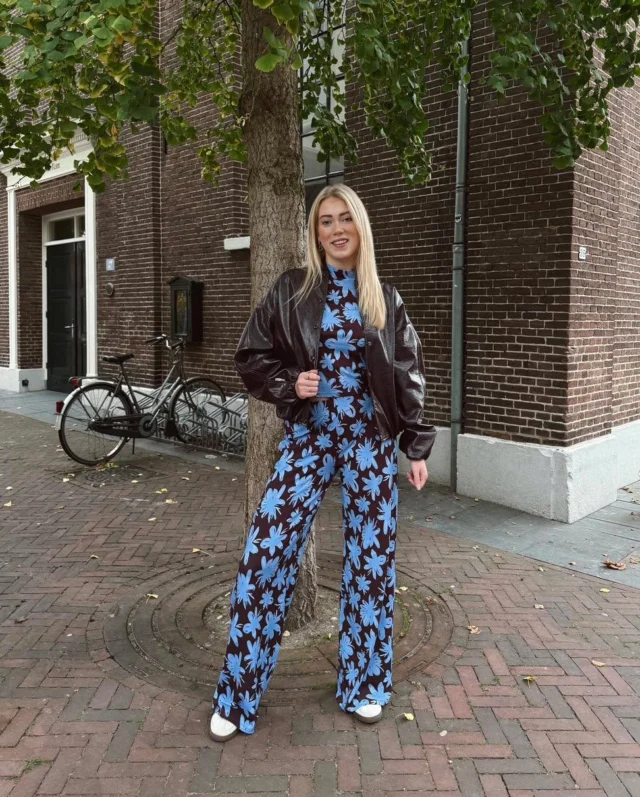 ♥️ TRENDKLEUR

De meesten van jullie hebben de trendkleur van dit najaar al wel gespot… 👀
Burgundy, bordeauxrood, aubergine: we keuren het allemaal goed 😉. 
De mooie en warme rodetint staat iedereen, is makkelijk te combineren en kan classy én casual gecombineerd worden ♥️.

De col en broek is van Harper & Yve en de lakleren bomber is van Catwalk Junkie.

#dock54concepts #dock54 #shopping #harperandyve #catwalkjunkie