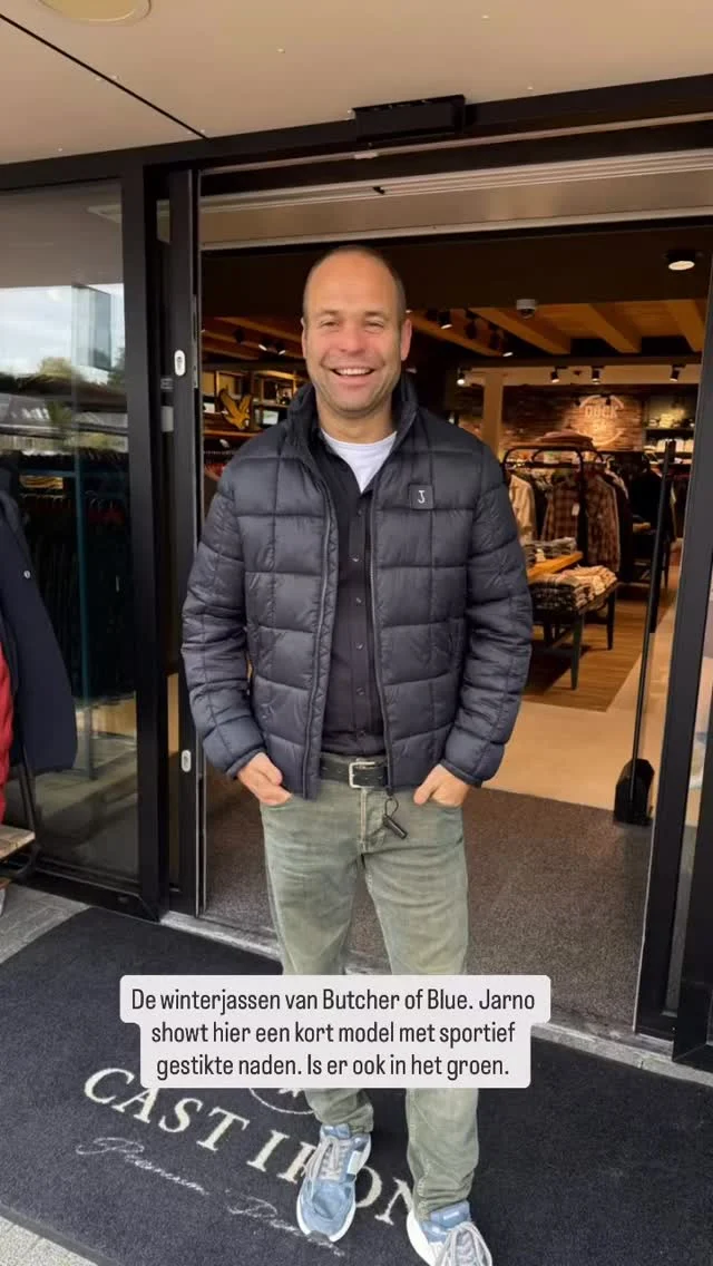Jarno showt hier 1 van de winterjassen van Butcher of Blue. Dit is een kort model met stoere Butcher of Blue details. Deze jas hebben we ook in het groen. 

En ja de muts hebben wij ook te koop van Butcher of Blue. Maak je hele outfit compleet bij Dock 54

#herenmode #mannenmode #dock54 #winkelen #koopavond #winterjas #butcherofblue #fashion
