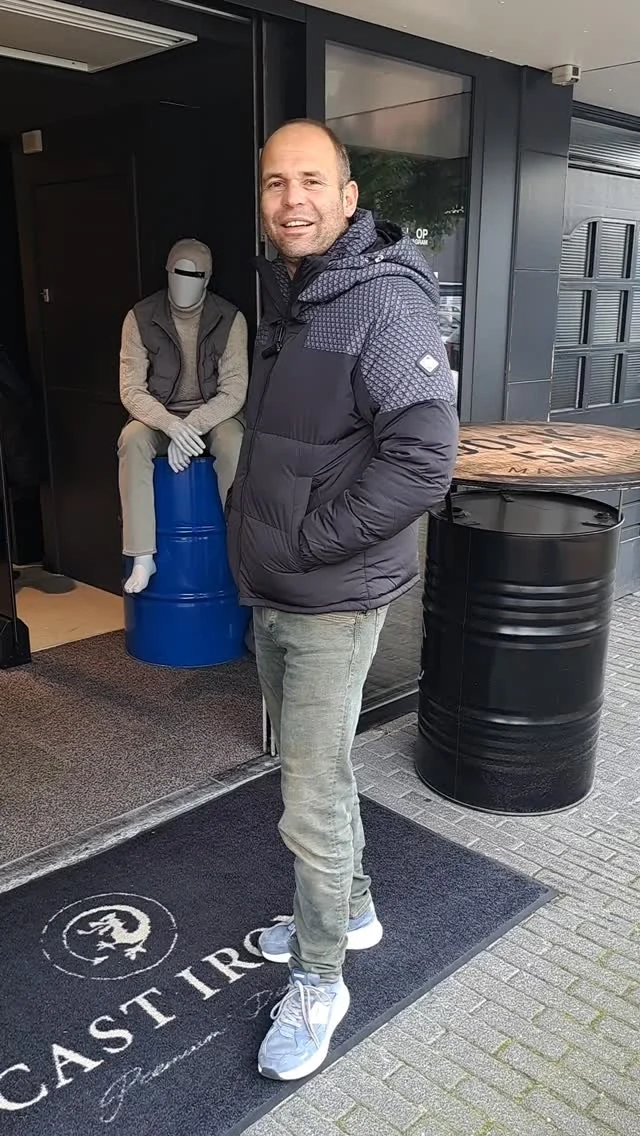 Nieuw binnen deze mooie stijlvolle winterjas van XPLCT STUDIOS 😍 De jas is voorzien van waterafstotende stof, stevige YKK- ritsen en een warme voering. Perfect voor het winterseizoen.

Daaronder draagt jarno een sweater van XPLCT met een super gave backprint!!

#herenmode #mannenmode #dock54 #herenmodezaak #winkelen #nieuwecollectie #nieuwamsterdam #xplct